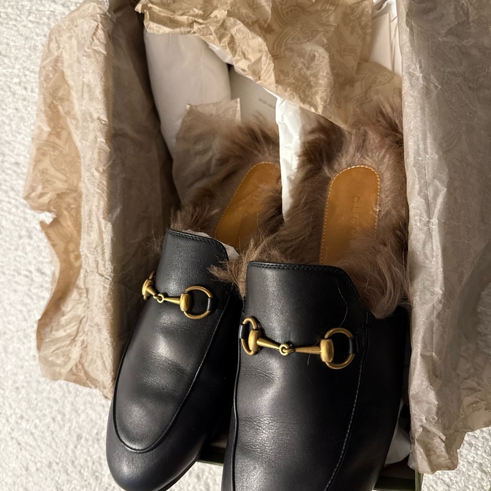 Gucci Black Leather Loafers with Fur Trim